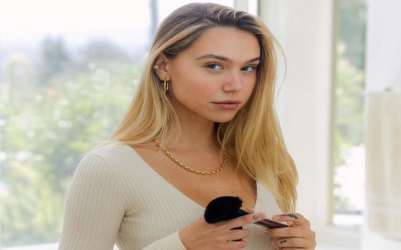 Alexis Ren